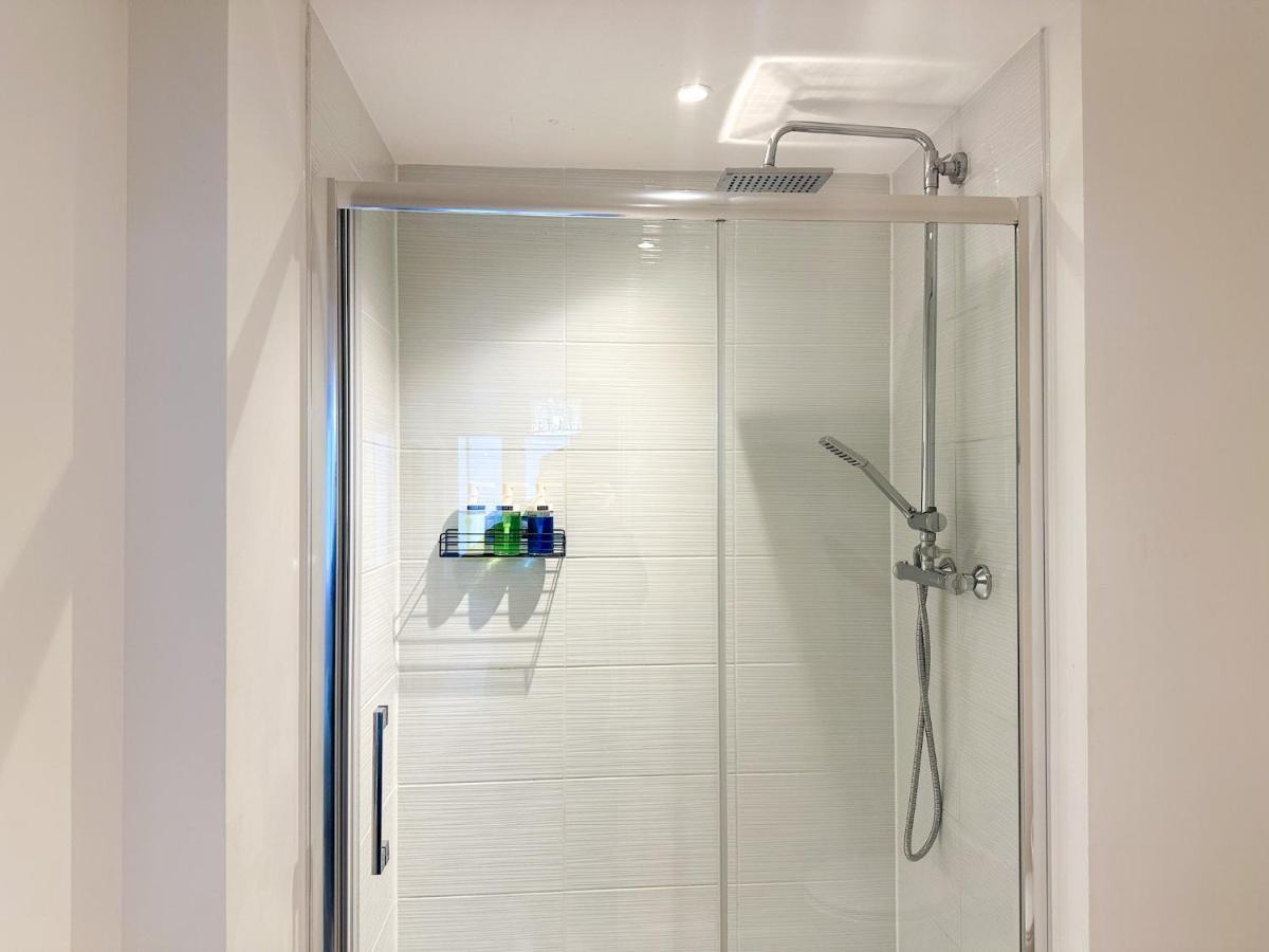 Luxury 2 Bedroom City Centre Apartment - Secure Parking - Amazing Location! كانتربيري المظهر الخارجي الصورة